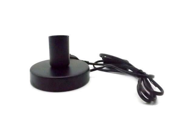 Lámpara de mesa de metal negro con cable e interruptor
