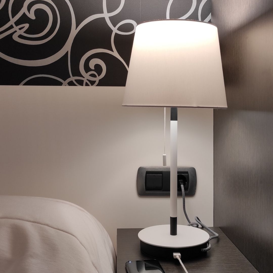 Lámpara de Mesa con cargador USB de Tela Blanca y Madera