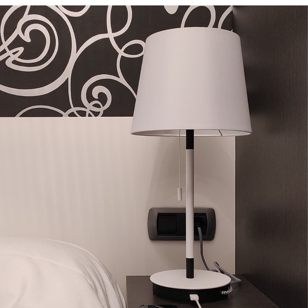 Lámpara de Mesa con cargador USB de Tela Blanca y Madera