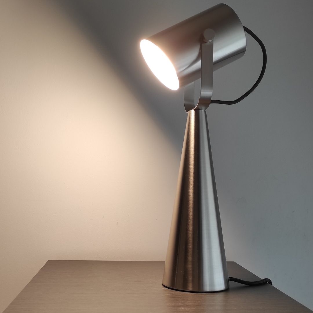 Lámpara de Mesa Tessan en Metal Plateado