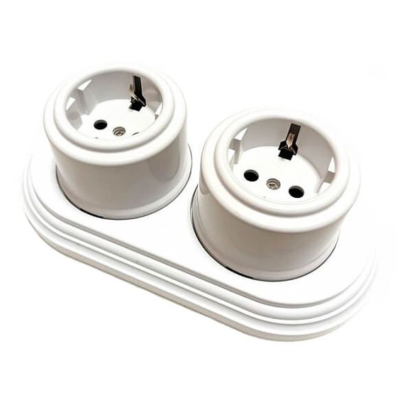 marco doble con enchufes superficie porcelana blanca